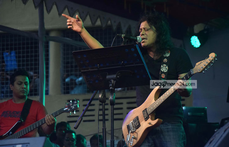 জেমস তার কণ্ঠের বিভিন্ন জনপ্রিয় গানে মাতিয়ে তোলেন তার ভক্তদের। ছবি : মাহবুব আলম