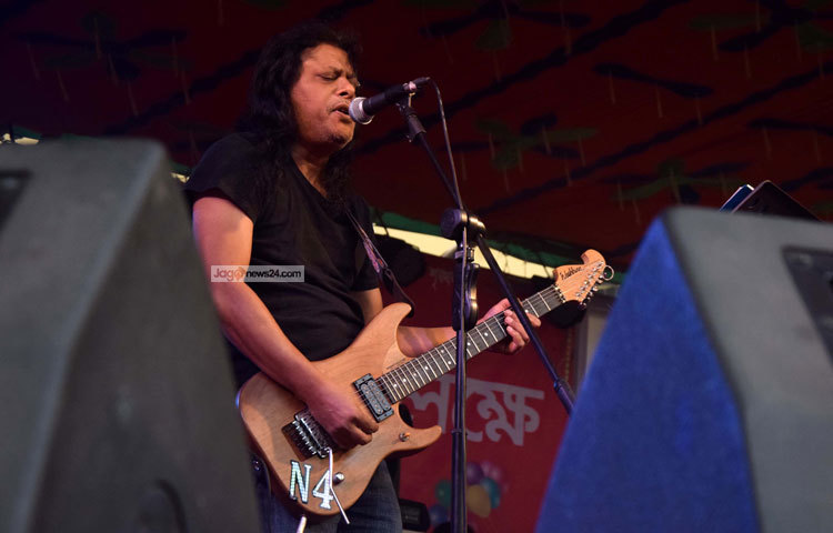 সংগীত পরিবেশনের পাশাপাশি জবির শিক্ষার্থী ও শিক্ষকদের শুভেচ্ছা ও অভিনন্দন জানান। ছবি : মাহবুব আলম