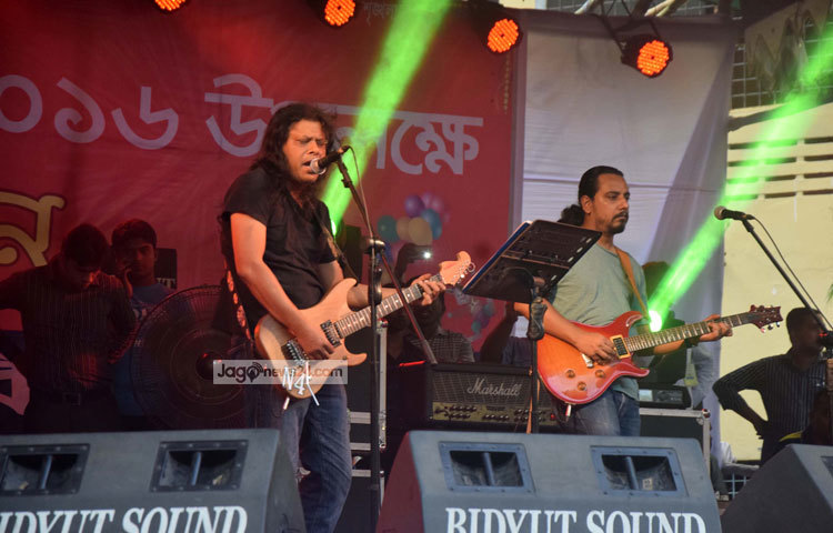 সংগীত পরিবেশনে নিমগ্ন রয়েছেন বাউলখ্যাত ব্যান্ড তারকা মাহফুজ আনাম জেমস। ছবি : মাহবুব আলম