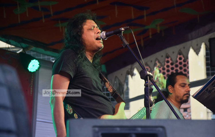 নিজেদের বিশ্ববিদ্যালয়ের প্রতিষ্ঠা বার্ষিকীতে প্রিয় এই ব্যান্ড তারকাকে কাছে পেয়ে উচ্ছ্বসিত ছিলো বিশ্ববিদ্যালয়ের শিক্ষার্থীরা। ছবি : মাহবুব আলম