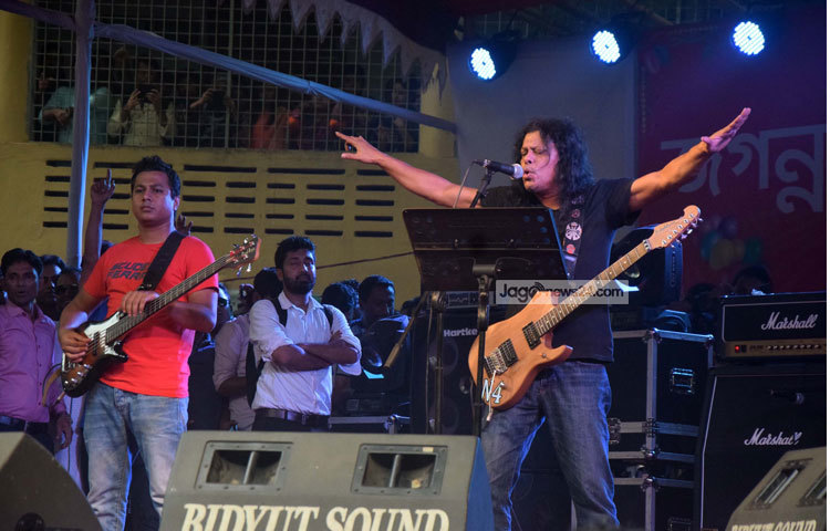 জেমসের গানের তালে তালে শিক্ষার্থীদের নৃত্য পরিবেশন করতে দেখা যায়। ছবি : মাহবুব আলম