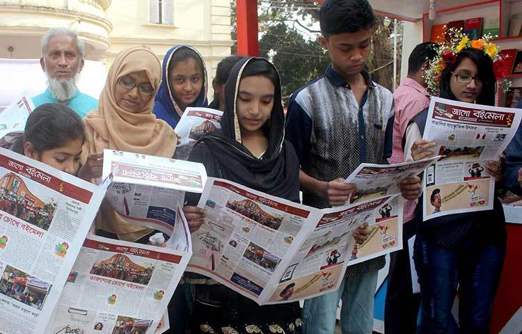 বাংলা একাডেমির মাঠে তুমুল আগ্রহ নিয়ে পাঠকরা &lsquo;জাগো বইমেলা&rsquo; দেখছেন। ছবি : বিপ্লব দিক্ষিৎ