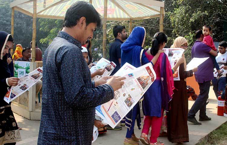 দুই পাতার বুলেটিন। তাতেই যেন গোটা মেলার রূপায়ণ। চার রঙার চার পৃষ্ঠার বুলেটিনটিতে মিলছে বইমেলার ইতিবৃত্ত। ছবি : বিপ্লব দিক্ষিৎ