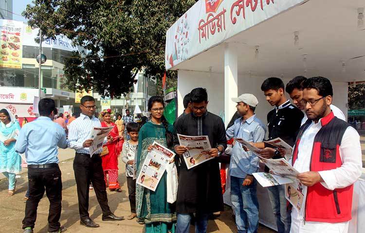 মেলা ঘিরে সপ্তাহব্যাপী ঘটে যাওয়া মোটাদাগের সব খবর নিয়ে বইমেলায় প্রকাশিত হয়েছে &lsquo;জাগো বইমেলা&rsquo;। শুক্রবার (১০ ফেব্রুয়ারি) সকাল থেকে জাগোনিউজ২৪.কম এর স্টলে পাওয়া যাচ্ছে বুলেটিনটি। ছবি : বিপ্লব দিক্ষিৎ