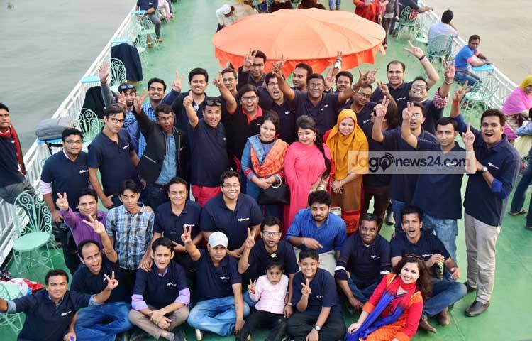 লঞ্চের ছাদে ফটোসেশনে জাগো নিউজ পরিবার। ছবি : মাহবুব আলম