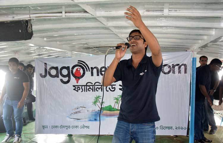 &nbsp;সুরের মূর্ছনায় সবাইকে মাতিয়ে তোলেন শামীম। ছবি : মাহবুব আলম