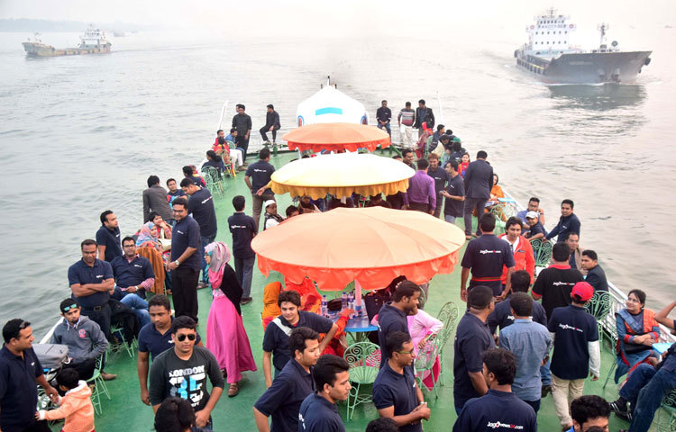 ঢাকা ফেরার পথে লঞ্চের ছাদে নদীর সৌন্দর্য উপভোগ করছেন জাগো নিউজ পরিবারের সদস্যরা। ছবি : মাহবুব আলম