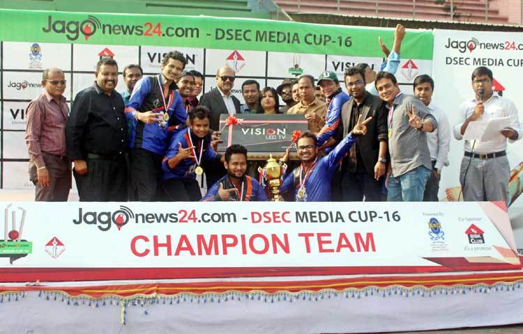 সাব-এডিটরদের সংগঠন ঢাকা সাব-এডিটরস কাউন্সিলের সদস্যদের অংশগ্রহণে জাগো নিউজ-ডিএসইসি মিডিয়া কাপ ক্রিকেট টুর্নামেন্টে চ্যাম্পিয়ন হয়েছে যমুনা টিভি। ছবি : বিপ্লব দিক্ষিৎ ও মাহবুব আলম