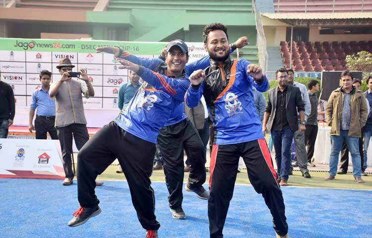 মাঠে আনন্দ-উল্লাস করছেন ক্রিকেটাররা। ছবি : বিপ্লব দিক্ষিৎ ও মাহবুব আলম