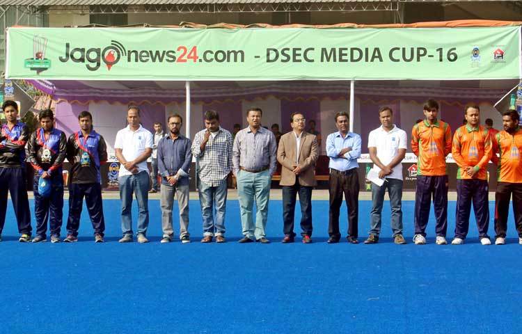 শহীদ বুদ্ধিজীবীদের আত্মার শান্তি কামনা করে ফাইনালের আগে এক মিনিট নিরবতা পালন করা হয়। এরপর ম্যাচের টস অনুষ্ঠিত হয়। টস জিতে প্রথমে ব্যাটিং করার সিদ্ধান্ত নেয় যমুনা টিভি। ছবি : মাহবুব আলম