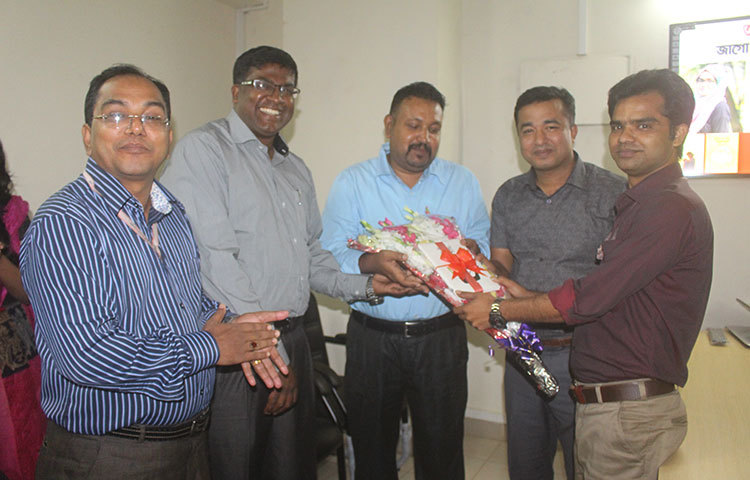 &lsquo;সার্কাসসুন্দরী&rsquo; বইয়ের জন্য সালাহ উদ্দিন মাহমুদকে ফুল দিয়ে শুভেচ্ছা জানাচ্ছেন সম্পাদক সুজন মাহমুদ, প্রধান বার্তা সম্পাদক মহিউদ্দিন সরকার, সহকারী সম্পাদক ড. হারুন রশীদ ও প্রধান প্রতিবেদক মনিরুজ্জামান উজ্জ্বল। ছবি : বিপ্লব দিক্ষিৎ