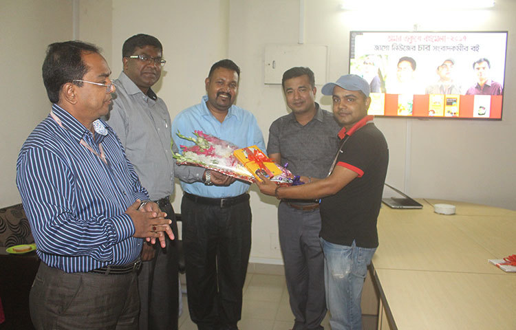 &lsquo;তোমাদের জন্য বঙ্গবন্ধু স্বপ্নজয়ী সেরা মানুষ&rsquo; ও &lsquo;টুটুল স্যারের টিউশনি&rsquo; বইয়ের জন্য মিজানুর রহমান মিথুনকে শুভেচ্ছা জানাচ্ছেন সম্পাদক সুজন মাহমুদ, প্রধান বার্তা সম্পাদক মহিউদ্দিন সরকার, সহকারী সম্পাদক ড. হারুন রশীদ ও প্রধান প্রতিবেদক মনিরুজ্জামান উজ্জ্বল। ছবি : বিপ্লব দিক্ষিৎ
