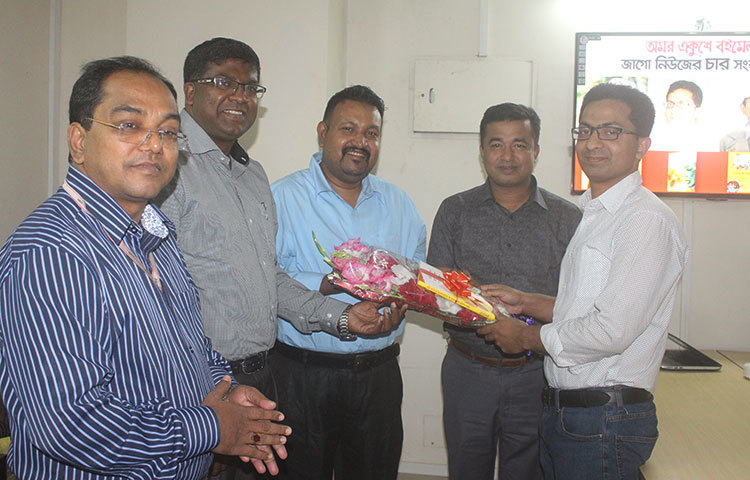 &lsquo;যদি কখনো ভালোবাসো&rsquo; বইয়ের জন্য সাখাওয়াত হোসেন সুজনকে শুভেচ্ছা জানাচ্ছেন সম্পাদক সুজন মাহমুদ, প্রধান বার্তা সম্পাদক মহিউদ্দিন সরকার, সহকারী সম্পাদক ড. হারুন রশীদ ও প্রধান প্রতিবেদক মনিরুজ্জামান উজ্জ্বল। ছবি : বিপ্লব দিক্ষিৎ