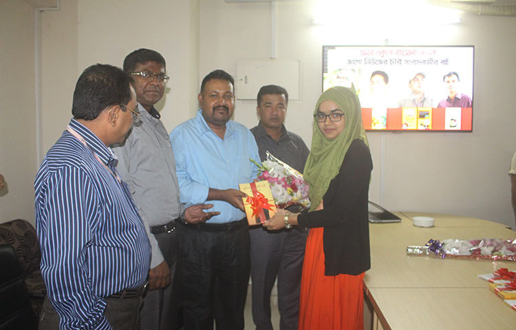 &lsquo;তুমি আছো, তুমি নেই&rsquo; ও &lsquo;টুম্পা ও তার বিড়ালছানা&rsquo; বইয়ের জন্য হাবীবাহ্ নাসরীনকে শুভেচ্ছা জানাচ্ছেন সম্পাদক সুজন মাহমুদ, প্রধান বার্তা সম্পাদক মহিউদ্দিন সরকার, সহকারী সম্পাদক ড. হারুন রশীদ ও প্রধান প্রতিবেদক মনিরুজ্জামান উজ্জ্বল। ছবি : বিপ্লব দিক্ষিৎ