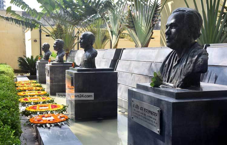 জেলখানার ভেতরে জাতীয় চার নেতার প্রতিকৃতির সামনে ফুলেল শ্রদ্ধা নিবেদন করা হয়েছে। ছবি : মাহবুব আলম