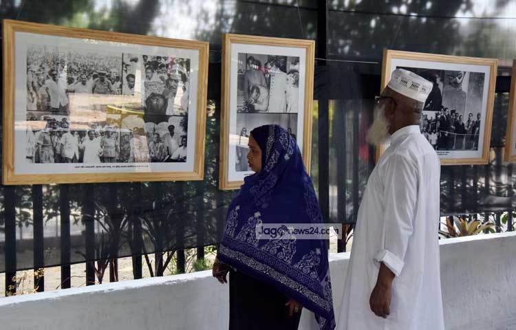 আলোকচিত্র প্রদর্শনী দেখছেন দুই দর্শনার্থী। ছবি : মাহবুব আলম