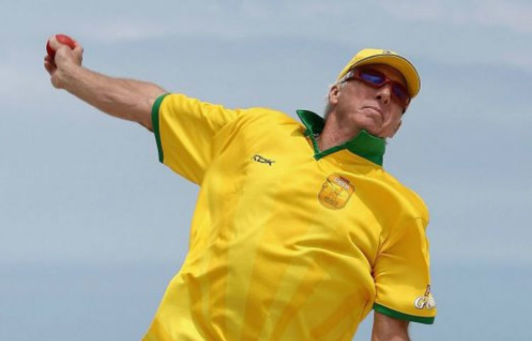 অস্ট্রেলিয়ার সাবেক ডানহাতি দ্রুততম বোলার জেফ থমসন। তিনি ১৯৭৫ সালে ওয়েস্ট ইন্ডিজের বিপক্ষে ঘণ্টায় ১৬০.৪ কিলোমিটার বেগে বল করেন।