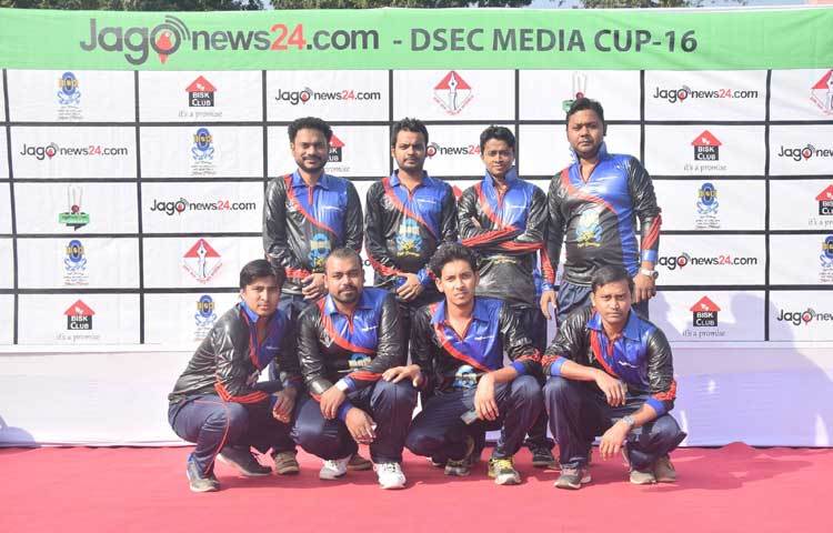 শনিবার মওলানা ভাসানী হকি স্টেডিয়ামে জাতীয় সংগীতের মধ্যদিয়ে পর্দা উন্মোচন হলো সবচেয়ে বড় এবং জমজমাট মিডিয়া কাপ ক্রিকেট টুর্নামেন্টটির।ছবি : মাহবুব আলম