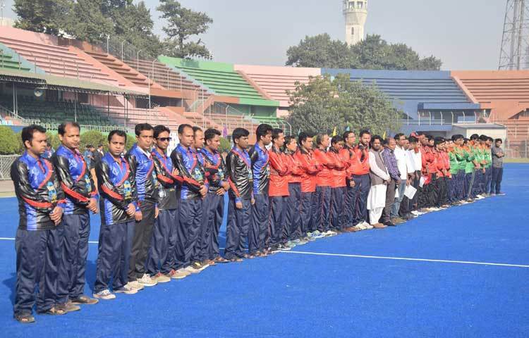 খেলা শুরুর আগে ফটোসেশনে খেলোয়াড়রা অংশ নিয়েছেন। আজ মোট ৮টি খেলা অনুষ্ঠিত হবে।ছবি : মাহবুব আলম