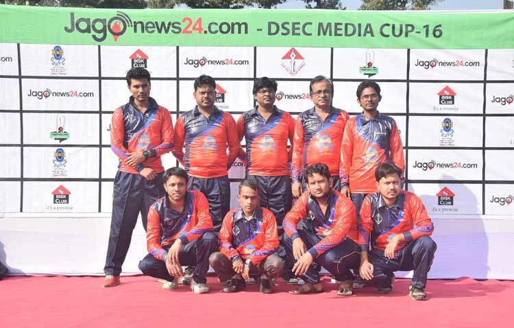 দৈনিক যায়ায়দিন ক্রিকেট টিমের সদস্যরা। তারা মুখোমুখি হয়েছেন যমুুনা টিভির।ছবি : মাহবুব আলম