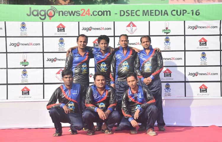 দৈনিক সমকালের ক্রিকেট টিম। তারা মুখোমুখি হয়েছে দৈনিক নয়াদিগন্তের।ছবি : মাহবুব আলম