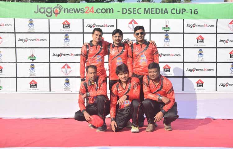 দৈনিক মানবকণ্ঠের ক্রিকেট টিম। তারা মুখোমুখি হয়েছে দৈনিক আমাদের সময়ের।ছবি : মাহবুব আলম