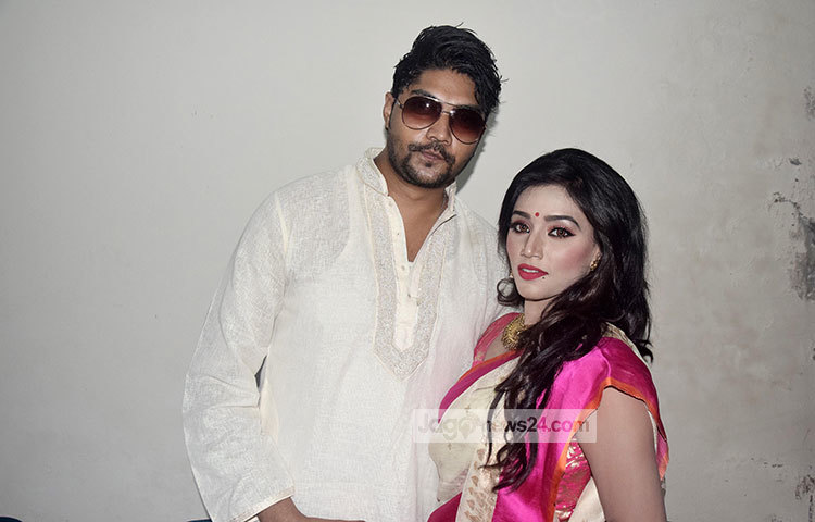 সংবাদ সম্মেলনের ফাঁকে জাগো নিউজের ক্যামেরাবান্দি হয়েছেন জলি-শাহরিয়াজ। ছবি : মাহবুব আলম