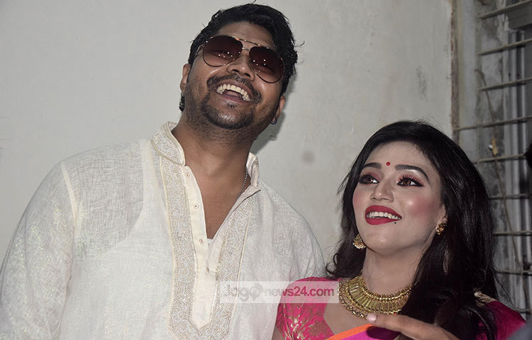 হাস্যোজ্জ্বল ভঙ্গিতে ক্যামেরান্দি হয়েছে জলি-শাহরিয়াজ। এ যেন সাফল্যের আনন্দে আকাশ ছুঁয়ে যাচ্ছে। ছবি : মাহবুব আলম