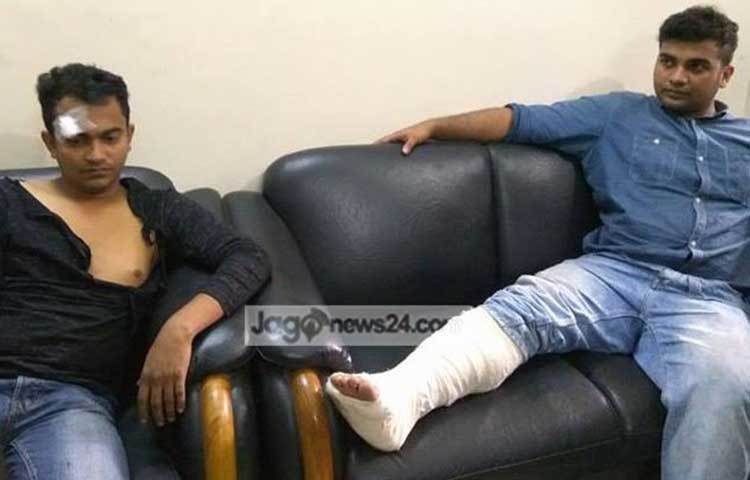 পুলিশের বেধড়ক মারধরে আহত দুই সাংবাদিক।