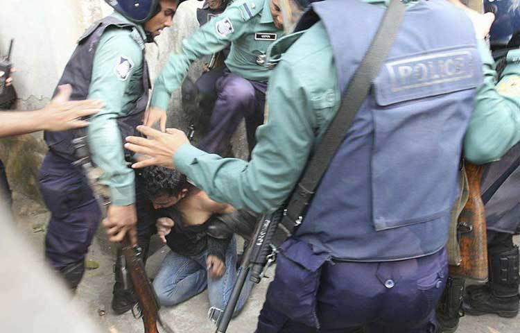 শাহবাগ থানার ভারপ্রাপ্ত কর্মকর্তা (ওসি) আবু বক্কর সিদ্দিক জানান, সাংবাদিক মারধরের ঘটনায় একজন পুলিশ সদস্যকে চিহ্নিত করা হয়েছে। তিনি শাহবাগ থানার এএসআই এরশাদ।