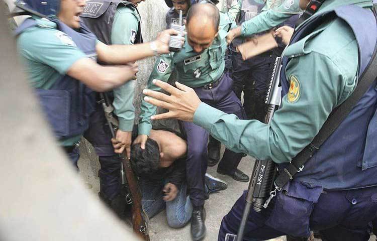 রমনা জোনের ডিসি মারুফ হোসেন জানান, ক্যামেরাম্যান আব্দুল আলীমকে মারধরকারী পুলিশ সদস্যদের চিহ্নিত করে তাদের বিরুদ্ধে ব্যবস্থা নেওয়া হবে।