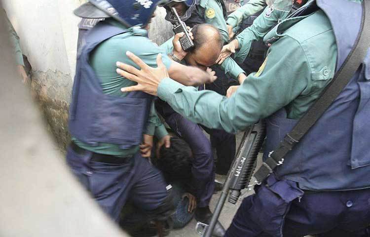 সাংবাদিক মারধরের ঘটনায় ক্ষুব্ধ প্রতিক্রিয়া জানিয়েছেন সাংবাদিক নেতারা। সবাই এর সুষ্ঠু বিচার দাবি করেছেন।