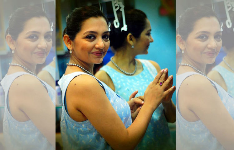 ফোটোসেশনে ক্যামেরার সামনে হাস্যোজ্জ্বল ভঙ্গিতে মালিয়া।