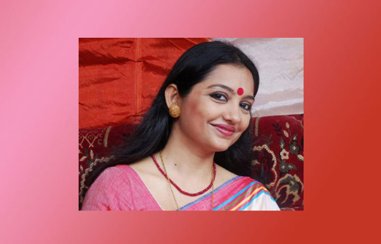 নিজগৃহে আপন মনে বসে আছেন মালিয়া।