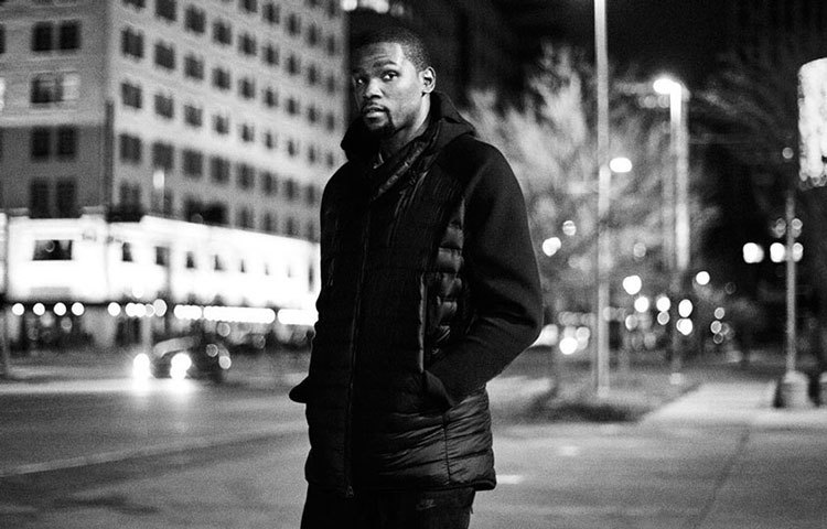 বাস্কেট বল তারকা কেলভিন ডুরান্টও ৫৬.২ মিলিয়ন ডলারের মালিক। তিনি বিশ্বের ধনী ৭ খেলোয়াড়ের তালিকায় পঞ্চম স্থানে রয়েছেন।