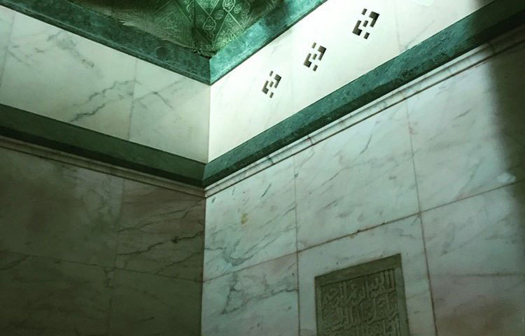 কাবা ঘরের বাহিরের রুকনে ইয়ামেনি বরাবর ভিতরের কর্নারের ছবি।