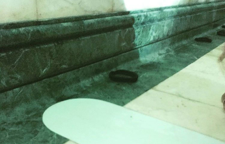 কাবা ঘরের অভ্যন্তরে মেঝেতে স্পটে বিশ্বনবি ইবাদাত করতেন বলে ধারণা করা হয়।