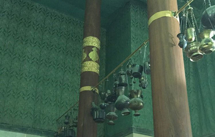 কাবা ঘরের তিনটি স্তম্ভের মাঝে ঝুলানো বিভিন্ন ধরনের বাতি।