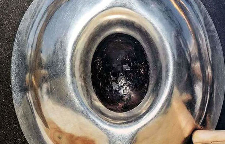 হাজরে আসওয়াদ : পবিত্র কাবা শরিফের কোণে সংযুক্ত ‘হাজরে আসওয়াদ’ কালো পাথরটি বড় ছিল। বর্তমানে এ পাথরটি ভেঙে ৮ টুকরায় বিভিন্ন সাইজে বিভক্ত। যা একটি সিলভার রংয়ের ফ্রেমে একত্র করে কাবা শরিফের পূর্ব-দক্ষিণ কোণে লাগানো।