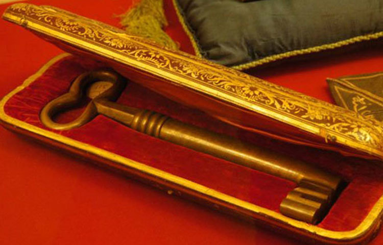 কাবা শরিফের চাবির জিম্মাদার : এটা আশ্চর্যজনক নয় যে, প্রাক ইসলামি যুগ থেকে এখন পর্যন্ত কাবা শরিফের চাবি একটি পরিবারের কাছেই রয়েছে।