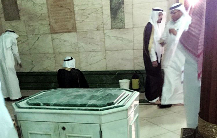 ১৩৯৭ হিজরি সনে স্থাপিত স্মারক ফলক। যা বাদশা খালেদ বিন আবদুল আজিজ আল সাউদ স্থাপন করেন।