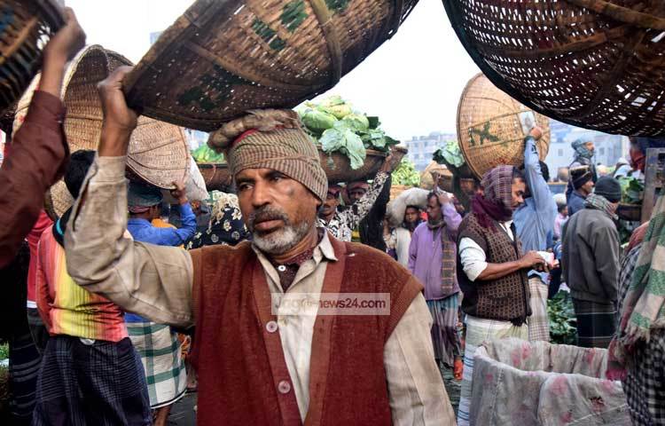 কারওয়ান বাজারে এই সবজি আনা নেওয়ার কাজ করেন। গভীর রাত থেকে তারা কাজ শুরু করে দেন। ছবি : মাহবুব আলম