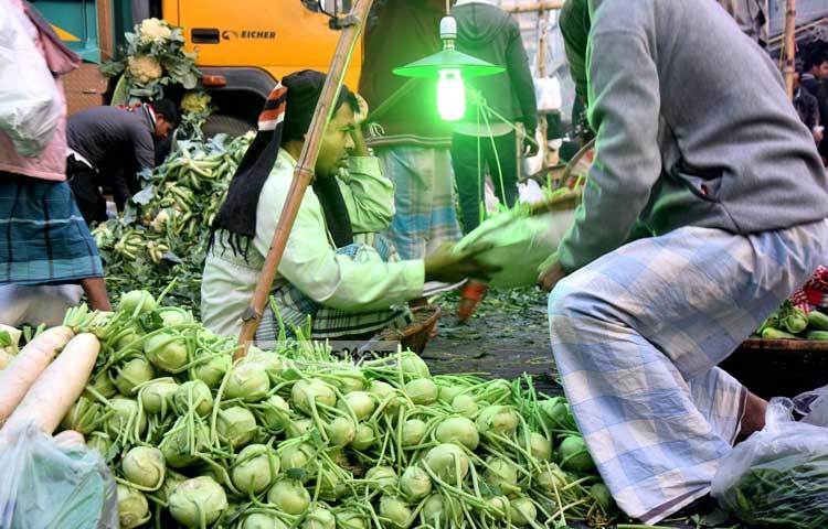 ভরা মৌসুমে সরবরাহ বেশি হওয়ায় রাজধানীর কারওয়ান বাজারে শীতের সবজির দাম কমতে শুরু করেছে। ছবি : মাহবুব আলম&nbsp;
