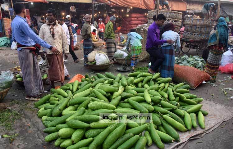 কারওয়ান বাজার ঘুরে দেখা গেছে, নতুন আলু, বেগুন, মূলা এবং শিমসহ সব ধরনের সবজি কেজিতে ১০ থেকে ১৫ টাকা কমেছে। ছবি : মাহবুব আলম