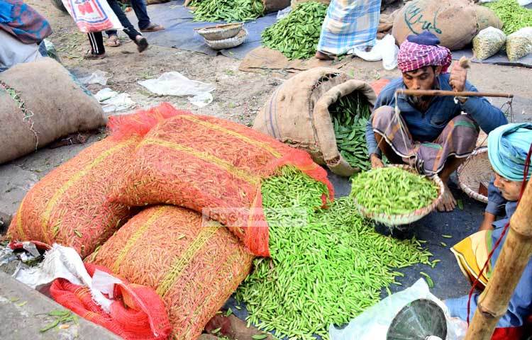 মটরশুঁটি বিক্রি হচ্ছে। এখান থেকে পাইকারী মূল্যে কিনে অনেক ছোট ব্যবসায়ীরা রাজধানীর অলিতে গলিতে সবজি বিক্রি করেন। ছবি : মাহবুব আলম