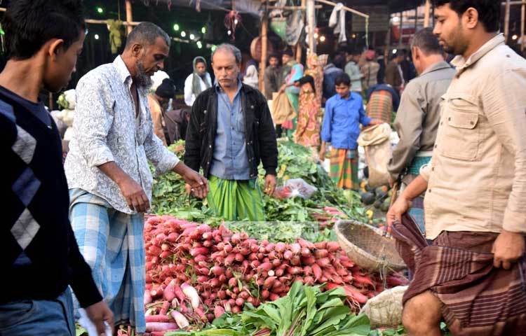 মুলা বিক্রির আড়ত। প্রায় দিন-রাত ২৪ ঘণ্টাই চলে কারওয়ান বাজারের সবজি বিক্রির ব্যস্ততা। ছবি : মাহবুব আলম