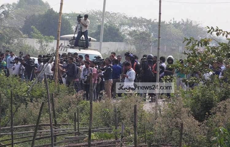 শনিবার (১৮ মার্চ) আনুমানিক ভোর ৪টা ৩৫ মিনিটে মোটরসাইকেল ও বিস্ফোরকসহ খিলগাঁওয়ের শেখের জায়গায় র&zwnj;্যাব-৩ এর চেকপোস্টে ওই ব্যক্তি অনুপ্রবেশের চেষ্টা চালান বলে জানিয়েছে র&zwnj;্যাব। ছবি : বিপ্লব দিক্ষিৎ