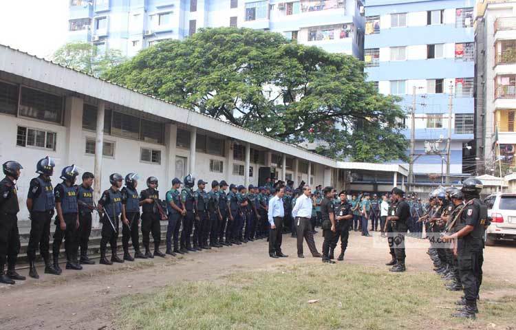 পুলিশ ও র&zwnj;্যাব নিশ্ছিদ্র নিরাপত্তা বেষ্টনি গড়ে তোলে। ছবি : বিপ্লব দিক্ষিৎ