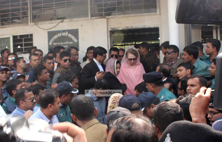 বিএনপি চেয়ারপারসন বেগম খালেদা জিয়ার বিরুদ্ধে দায়েরকৃত জিয়া চ্যারিটেবল ট্রাস্ট মামলায় আত্মপক্ষ সমর্থনের জন্য ২৪ নভেম্বর দিন ধার্য করেছেন আদালত। ছবি : বিপ্লব দিক্ষিৎ