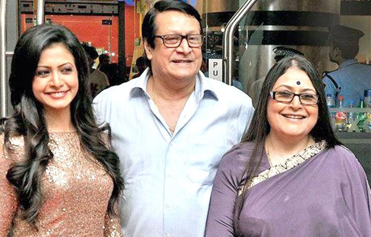 কোয়েল মল্লিক : কোয়েলের সঙ্গে তার বাবা মাও হেসে ক্যামেরাবন্দি হয়েছেন।